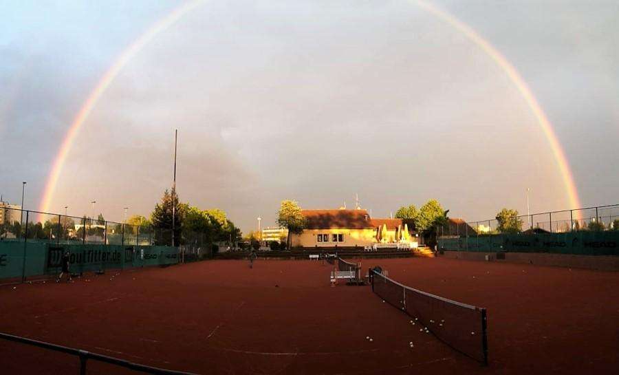 Regenbogen über der Tennisanlage